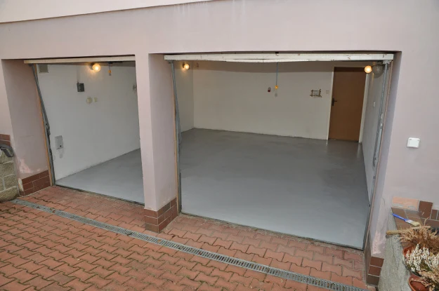 Dva garáže s novými nátěry podlah na betonu.
