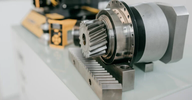 Detailní pohled na převodový systém elektromotoru.