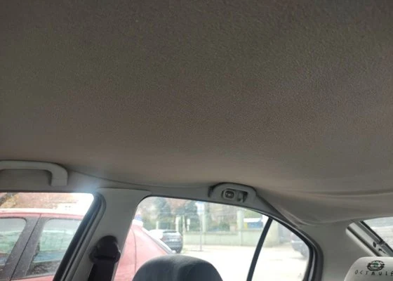 Vnitřní pohled na stropnici vozu s texturovaným povrchem.