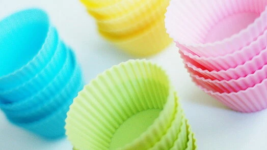 Kolorované silikonové formy na muffiny pro horkovzdušnou troubu.
