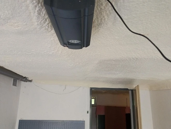 Strop zateplený expandovaným polystyrénem v podkroví nebo sklepu.