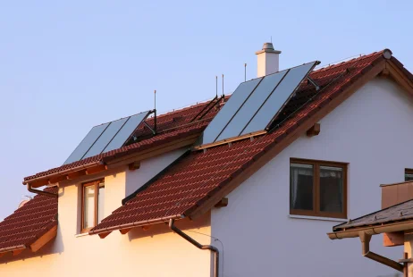 Solární kolektory na střeše rodinného domu.