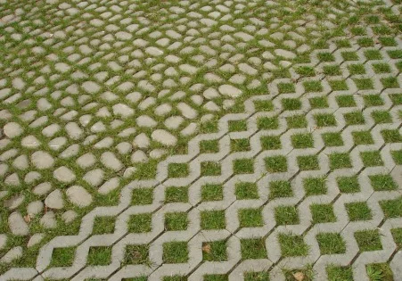 Zatravňovací dlažba s kameny a betonové kostky pro trávu