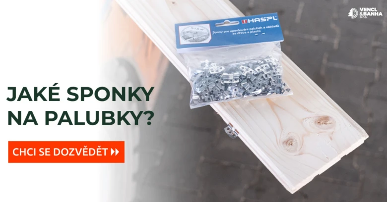 Balíček kovových šroubů na světlé dřevěné palubce venku.