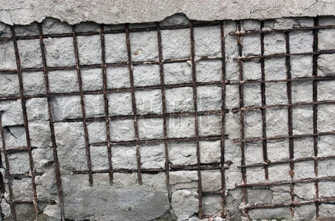 Odkrytá ocelová výztužná mřížka ve zdi při akustické izolaci.