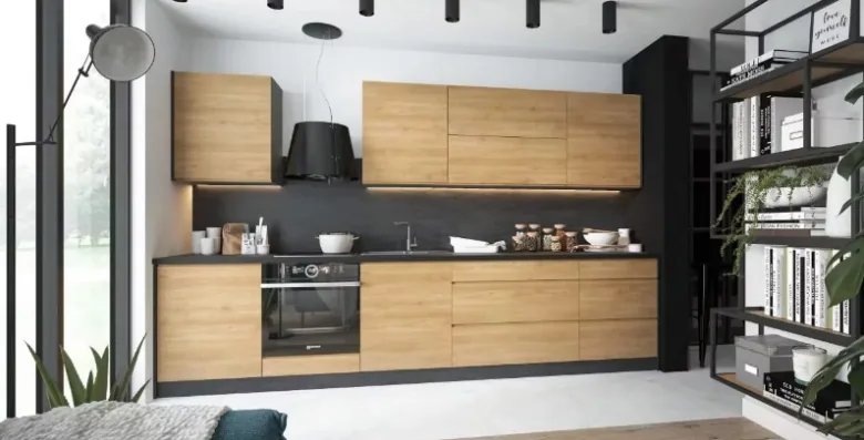 Moderní kuchyň s dřevěnými skřínkami, černou pracovní deskou a vestavbou.