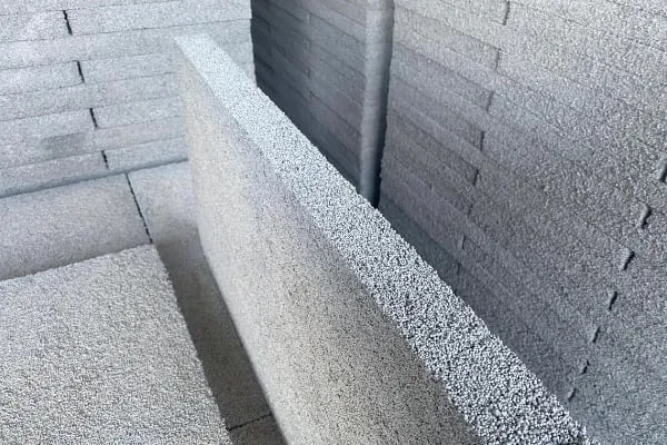 Izolované betonové bloky pro zateplení soklu proti vlhkosti.