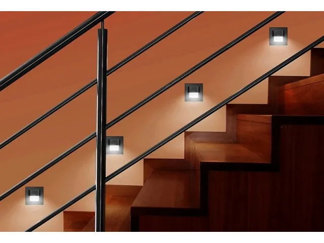 Moderní schodiště s osvětlením pod zábradlím