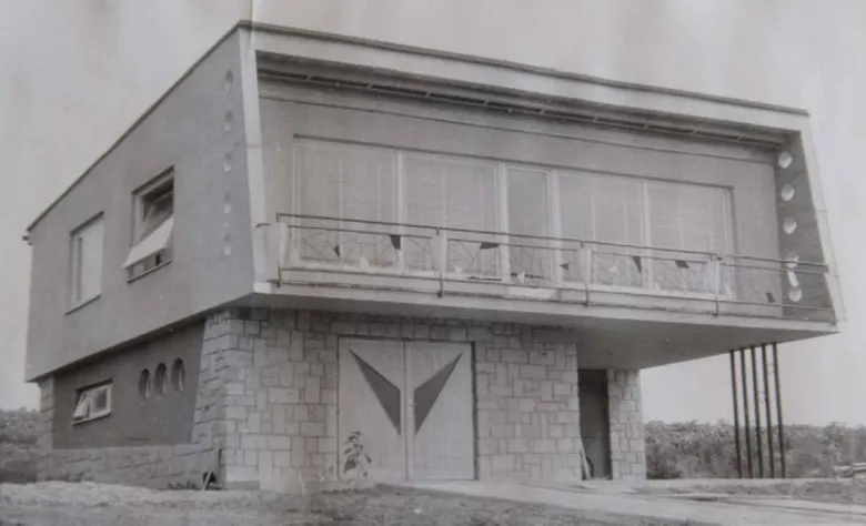 Fotografie fasády moderního domu s kamenným přízemím.