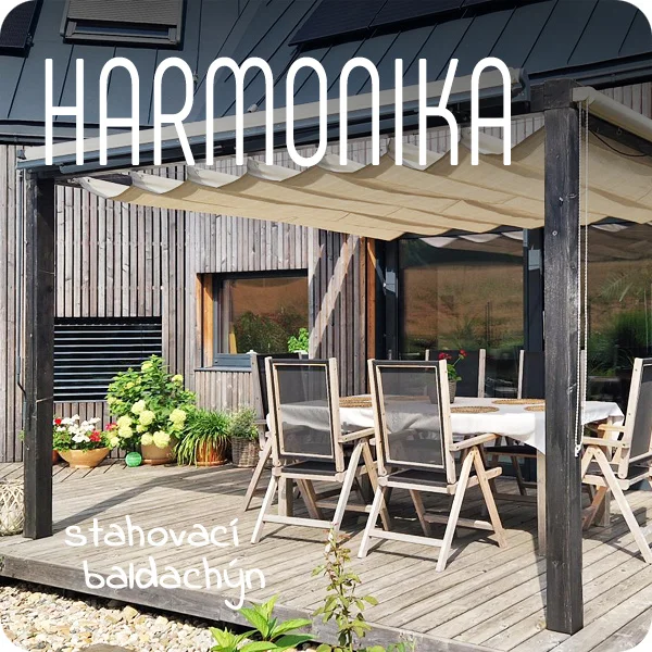 Dřevěná pergola s rozkládací stínící plachtou na terase.
