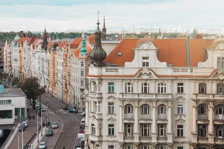 Historické domy s barevnými fasádami a červenými střechami.