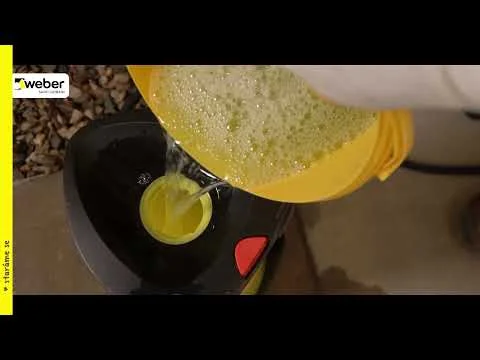 Nalévání čisticího prostředku do nádrže na čištění fasády.