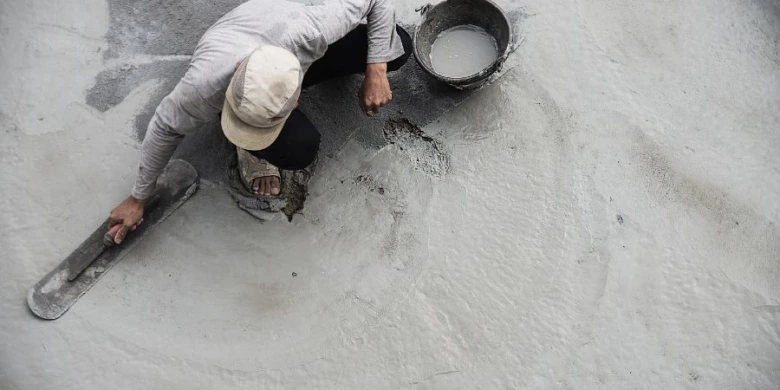 Man applying cement plaster