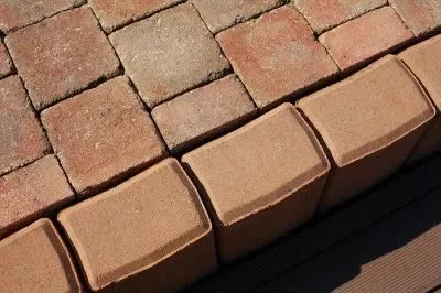 Červené tvárnice na svahu pro stavbu.