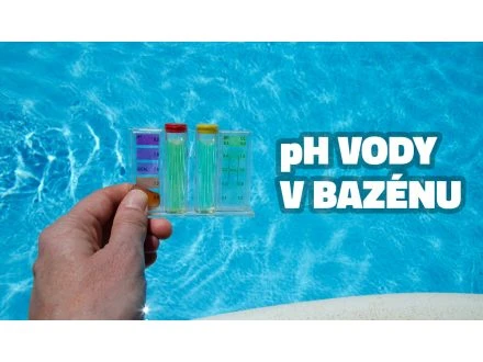 Ruka drží pH testovací proužky nad bazénovou vodou.
