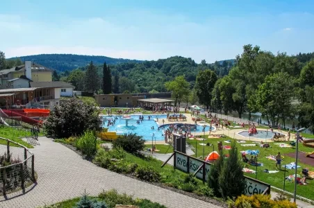 Venkovní bazén s koupacími baseny v Otrokovicích