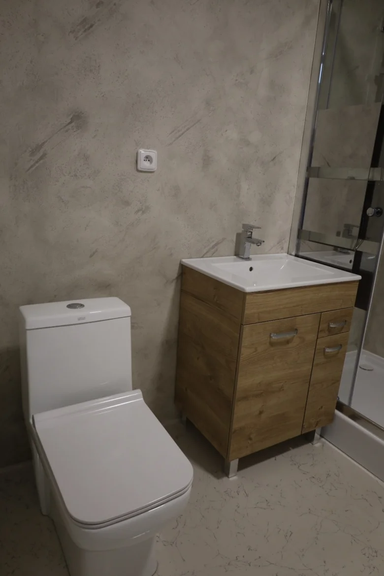 Moderní koupelna s betonovou stěrkou na zdi