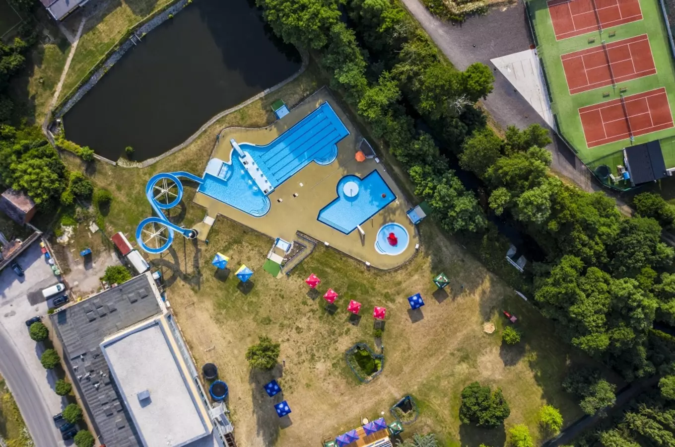 Vzdušný pohled na koupaliště s bazény a aquaparkem v Hořovicích.