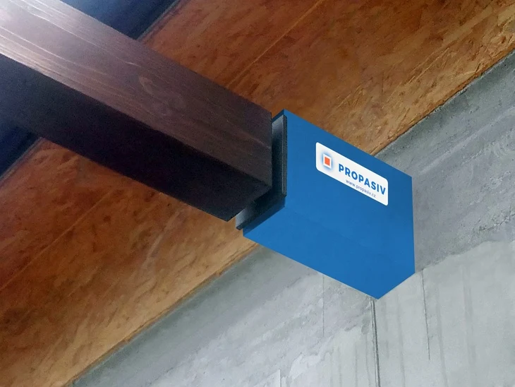 Modrý ukotvovací blok pro připojení pergoly k zdivu.