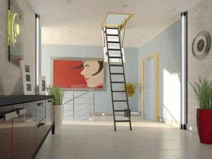 Rozkládací schod na půdu v moderním interiéru s bílými stěnami.