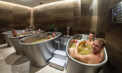 Lidé se relaxují v horkých vanách s teplou vodou.
