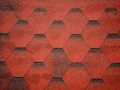 Červené šindele s texturou na střeše v geometrickém vzoru.