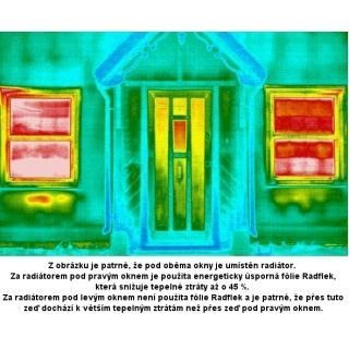 Termokamera ukazuje tepelné ztráty u oken s radiátorem bez izolační folie.