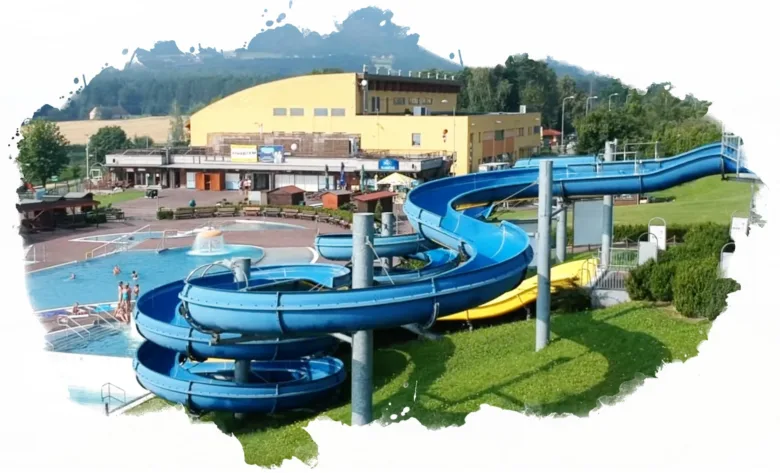 Modré vodní skluzavky v bazénu rekreačního kempu Olešná.
