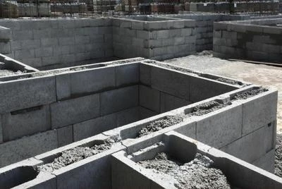 Základová konstrukce z betonových bloků s viditelnými švy.