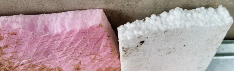 Různé typy styrophanu - růžový EPS a bílý extrudovaný polystyren pro izolaci.