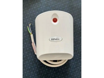 Bílý elektrický ohřívač vody s viditelnými vodiči.