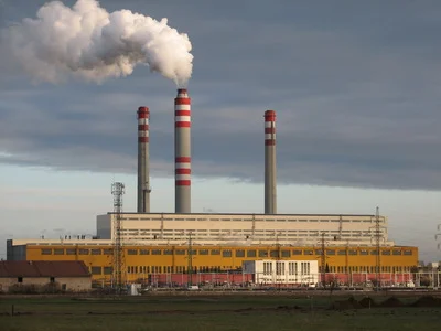 Velká elektrárna na uhlí s kouřovými komíny.