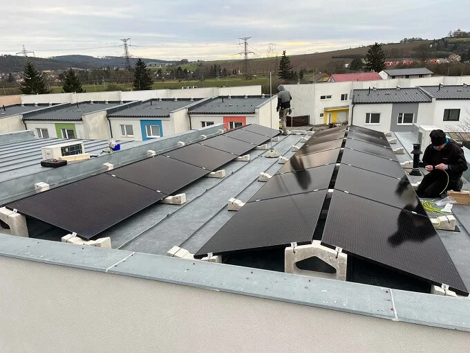 Montáž fotovoltaických panelů na střechu rodinného domu.