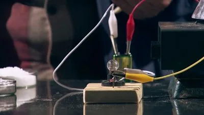 Důkaz elektrického zkratu pomocí jednoduchého obvodu s dráty.