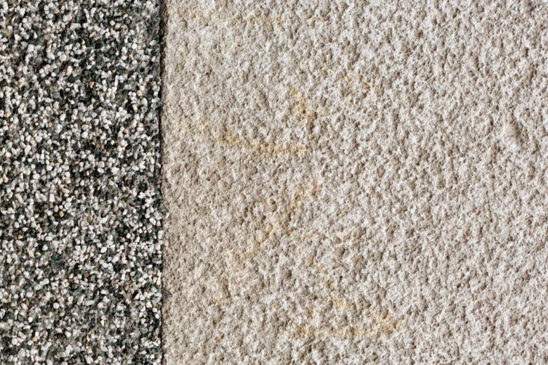 Srovnání dvou povrchů kamenného koberece s odlišnou texturou.