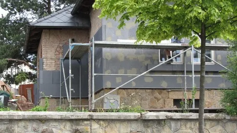 Detail kamenného soklu u stavební konstrukce s oporou.
