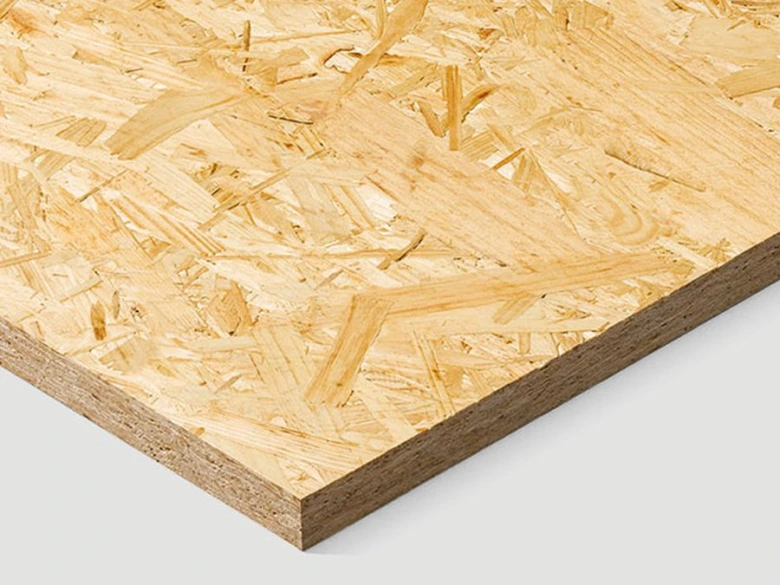 Detailní pohled na dřevovláknovou desku OSB pro stavební použití.
