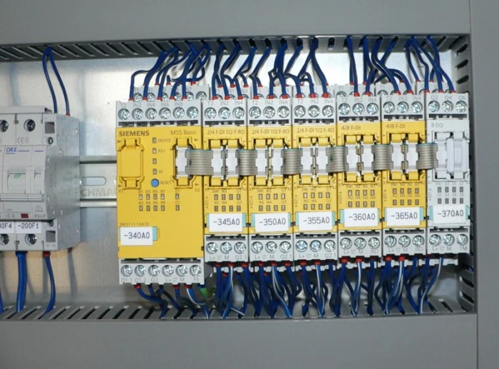 Modul řídicího systému Siemens v rozvaděči s propojením kabelů.