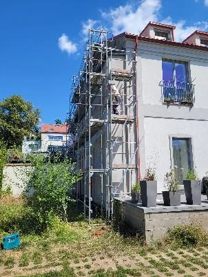 Rodinný dům v rekonstrukci s montáží na schodišti.