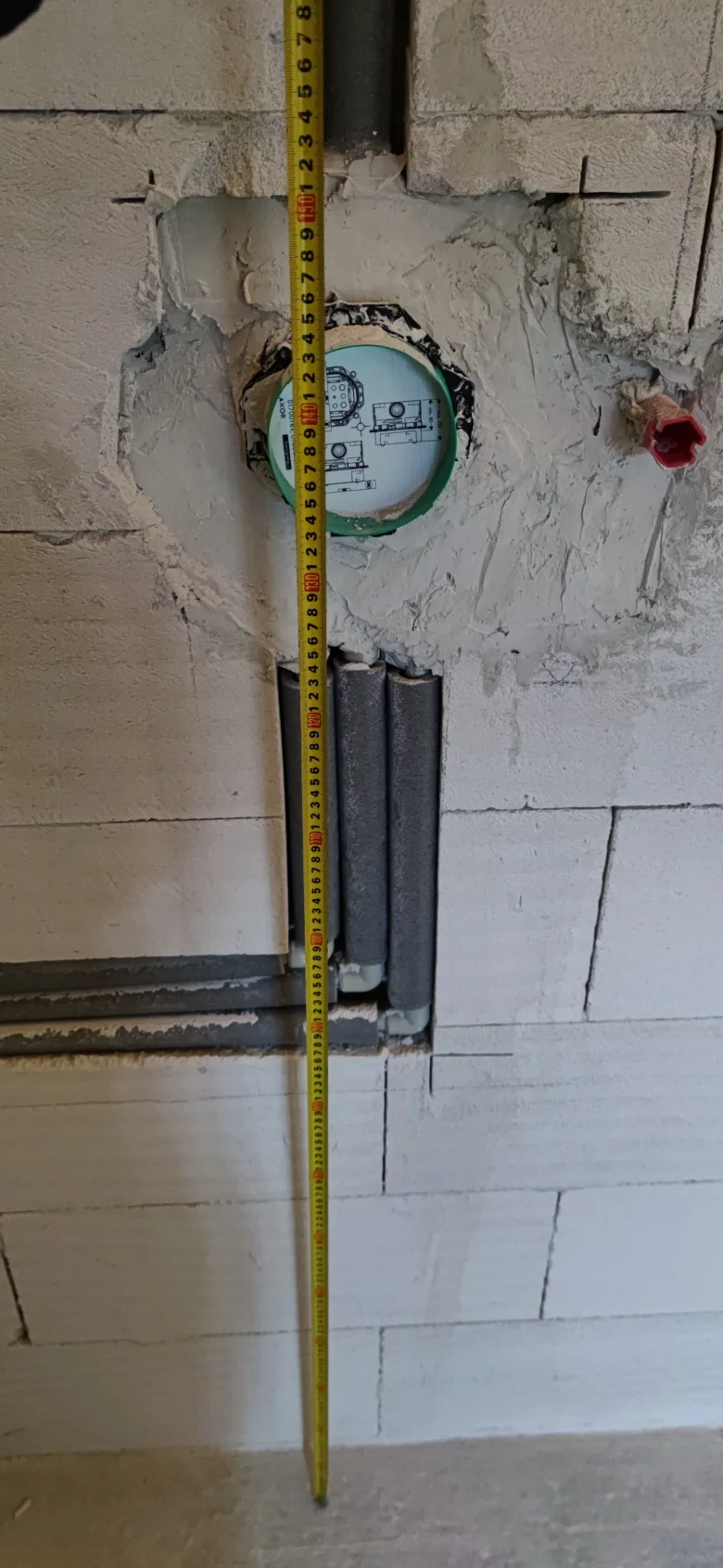 Měření plastových vodovodních trubek pro vlastní instalaci.