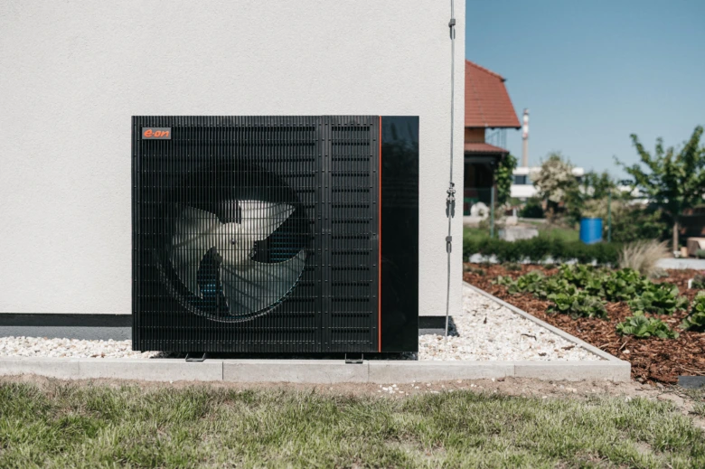 Černý elektrický kotel pro vytápění domu venku.