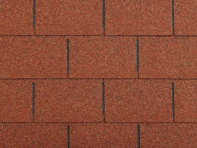Detailní pohled na červenohnědý asfaltový šindel pro střechu.