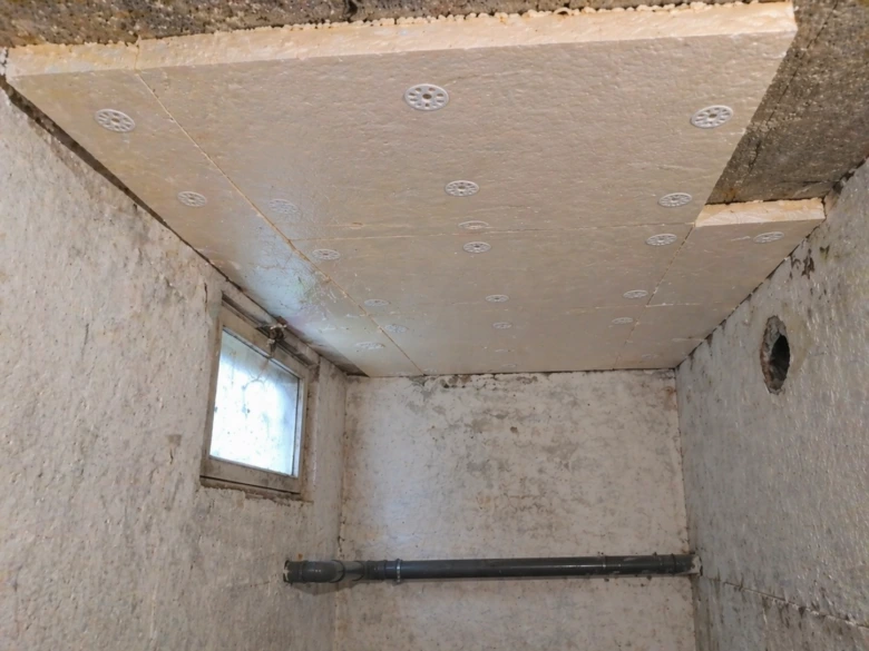 Strop sklepa zateplený velkými panely z expandovaného polystyrénu.