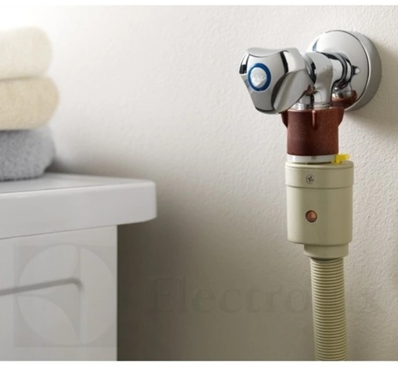 Připojení hadice odpadu pračky k ventilu na stěně.