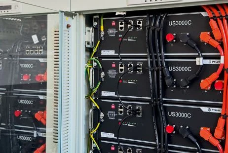 Moduly virtuální baterie v elektrickém skříni s fotovoltaikou.