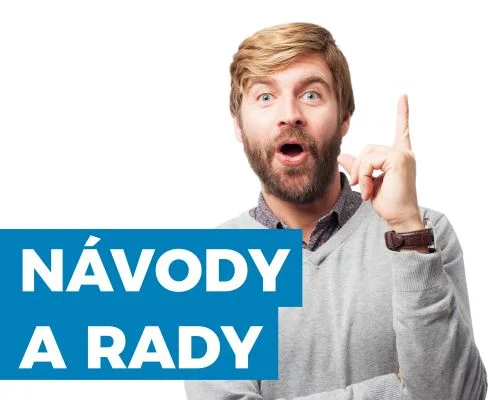 Muž ukazuje prstem nahoru vedle modrého nápisu s českým textem.