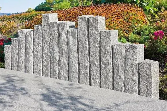 Světlé kamenné bloky pro svahové zpevnění zahrady.