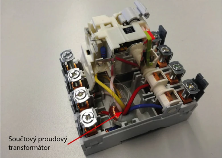 Vnitřní součtový proudový transformátor v modulovém chrániči.