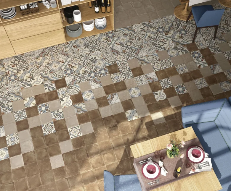 Kuchyňská podlaha s dekorativními dlaždicemi v geometrickém vzoru.