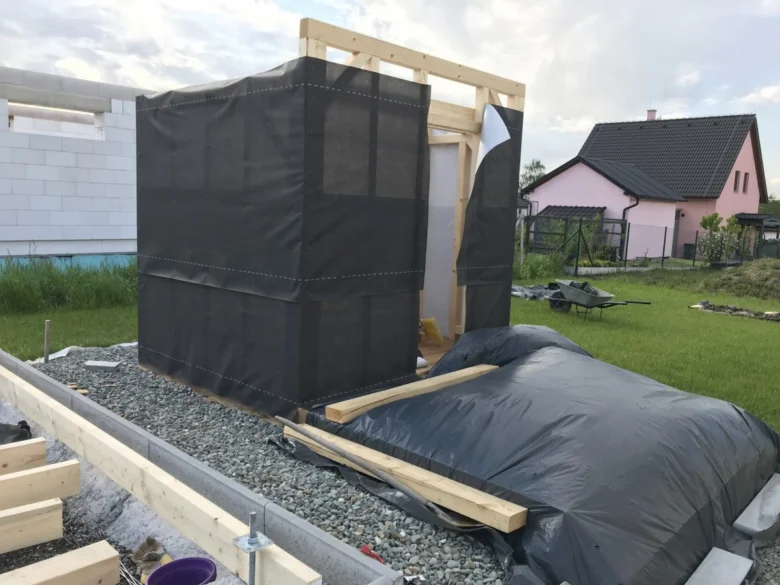 Stavba sauny svépomocí: dřevěná konstrukce s parotěsnicí fólií.